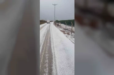 Adana’da dolu yağdı, yollar ve tarlalar beyaza büründü 