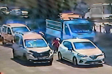 Adana’da feci kaza: Yolun karşısına geçerken iki aracın çarptığı çocuk hayatını kaybetti 
