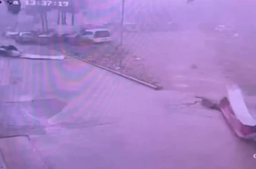Adana’da hortum okulun çatısını uçurdu, o anlar güvenlik kamerasına yansıdı 