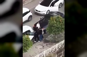 Adana’da koca eşini tartaklayıp, otomobiliyle aracına defalarca vurdu 