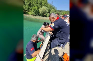 Adana’da köprüden düşen kadın itfaiye ekiplerince kurtarıldı 