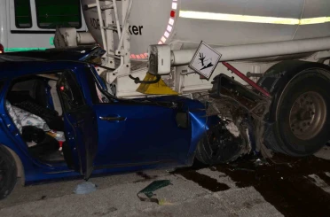 Adana’da otomobil tıra çarptı: 1 ölü, 2 yaralı 