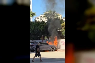 Adana’da park halindeki araç alev alev yandı 