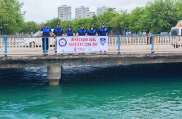 Adana’da polis kağıt oyununa ara verdirip, boğulma bilgilendirmesi yaptı 