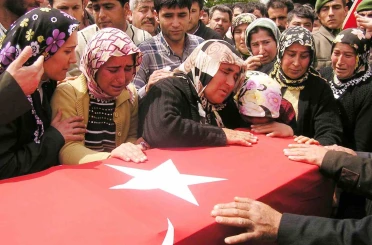 Adana’da şehit annesinin dramı: "Can verdim, evimde oturamıyorum" 