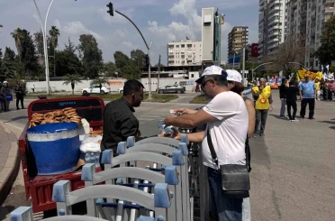 Adana’da simitçiler ve su satıcıları bariyerlerin arkasında çalışmaya devam etti 