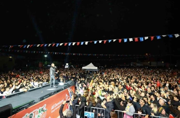 Adana’da yağmur altında Haluk Levent coşkusu 