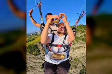 Adana’da yamaç paraşütünde şırdan keyfi: "Adanalı havada da yer" 