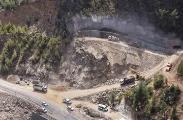 Adana’daki ‘Heyelan Islahı ve Tünel Projesi’nde ilk kazma vuruldu
