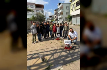 Adana’nın köstebek yuvasına dönen yollarına çiçek diktiler 