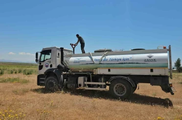 Adilcevaz’da otluk alanda çıkan yangın korkuttu 