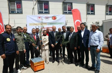Adıyaman’da çiftçilere zeytin fidanı ve arılı kovan desteği 