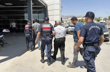 Adıyaman’da dehşet görüntüler: Kamyonetle çarptığı şahsı metrelerce fırlattı 