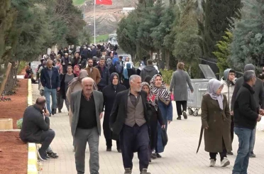 Adıyaman’da deprem şehitliğine bayram ziyareti 