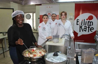 Afrikalı üniversitelilerin favori yemekleri: Yaprak dolması ve mercimek çorbası 