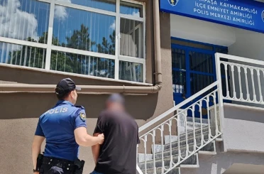Afyonkarahisar’da aranan şahıs polisten kaçamadı 