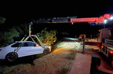 Ağaçlık alana uçan otomobilin acil çağrı sistemi ekipleri harekete geçirdi 