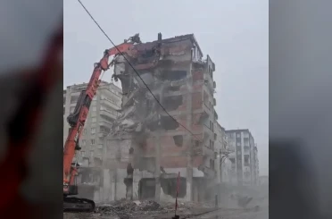 Ağır hasarlı bina tek dokunuşla yerle bir oldu 