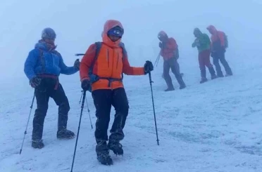Ağrı Dağı’nda kar ve fırtına, dağcılara zorlu anlar yaşattı 