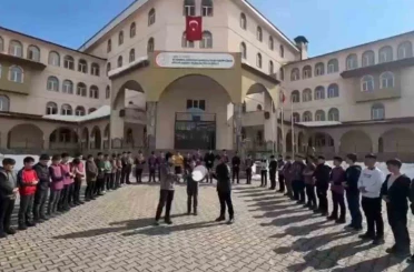 Ağrı Patnos’ta "Kâbe’de Hacılar" ilahisi okul bahçesinde hep bir ağızdan söylendi 