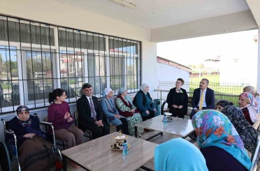 Ağrı Valisi Bozkurt’tan bayramda şehit aileleri, gazi, çocuklar ve huzurevi sakinlerine ziyaret 