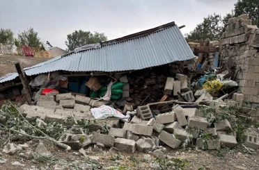 Ağrı’da fırtına çatıları uçurdu, evler ve ahırlar zarar gördü 