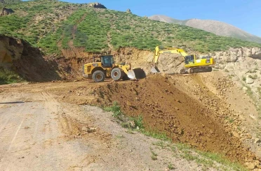 Ağrı’da köy yollarında bakım ve altyapı çalışmaları sürüyor 