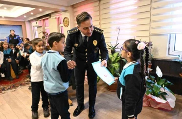 Ağrı’da öğrenciler Polis Haftası kapsamında emniyeti ziyaret etti 