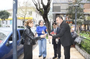 Ağrılılardan Manisa sokaklarında 404 karanfille kutlama 