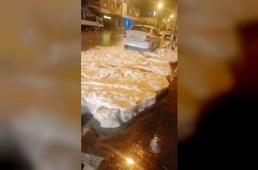 Ahlat’ta dolu yağışı cadde ve sokakları beyaza bürüdü 