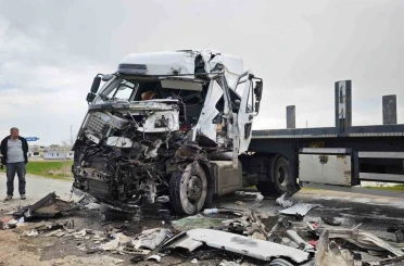 Ahlat’ta iki tır çarpıştı: 1 yaralı 