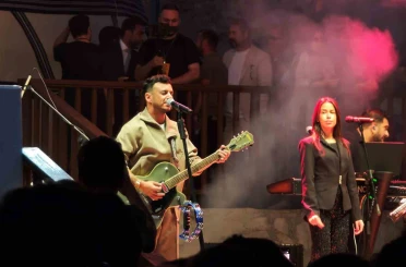 Ahlat’ta zafer coşkusu Buray’ın şarkılarıyla taçlandı 