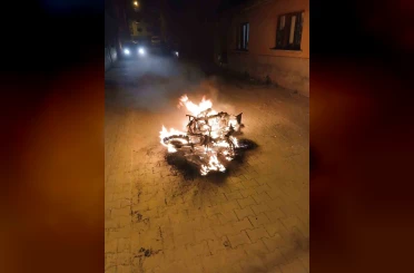 Ailesine kızdı, motosikleti sokak ortasına yaktı 