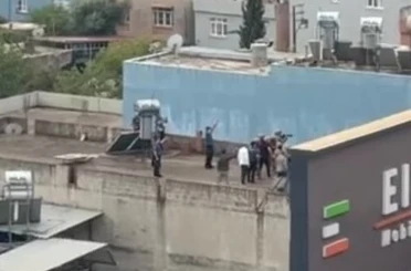 Ailesini rehin alıp bıçak çekti, özel harekat polisi bacağından vurdu 
