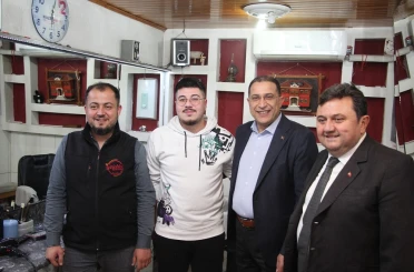 AK Parti’li başkanlardan Kula’da esnaf ve ev ziyaretleri 