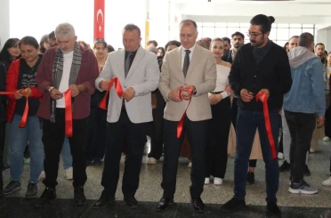 Akademisyenlerin yaptığı eserler sanatseverlerle buluştu 