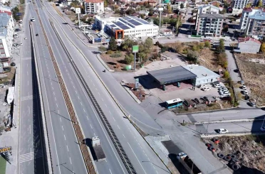 Akaryakıt istasyonuna giden yollar kapatıldı, işletmecisi uçan arabalar istedi 