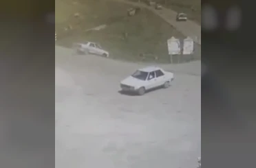 Akaryakıt istasyonunda korkutan kaza: Otomobil şarampole düştü 