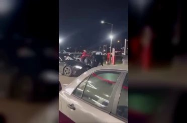 Akaryakıt istasyonunu boks ringine çevirdiler 
