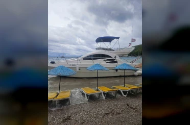Akbük’te şiddetli rüzgar tekneyi sahile sürükledi 
