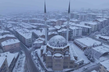 Akdağmadeni Belediyesi ekipleri karla mücadele için sahada 