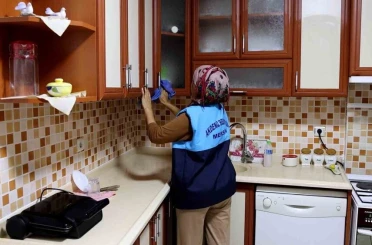 Akdeniz Belediyesinin evde temizlik hizmeti sürüyor 