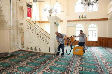 Akdeniz’de camiler bayram öncesi dezenfekte edildi 