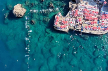 Akdeniz’in berrak sularında falez manzaralı su cimnastiği 