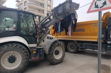 Akeniz’de caddeye dökülen tekstil atıkları kısa sürede temizlendi 