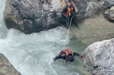 Akıntıya kapılarak kaybolan 9 yaşındaki Mendul’un cansız bedeni 3 kilometre uzaklıkta kütüğün altında çıktı 