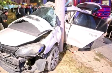 Aksaray’da feci kaza: Otomobil direğe ok gibi saplandı