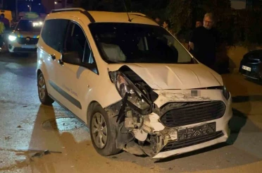 Aksaray’da hafif ticari araç kamyonetle çarpıştı: 3 yaralı 