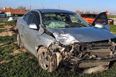 Aksaray’da otomobil tali yoldan çıkan araçla çarpıştı: 2 yaralı 