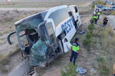 Aksaray’da yolcu otobüsü şarampole devrildi: 44 yaralı 